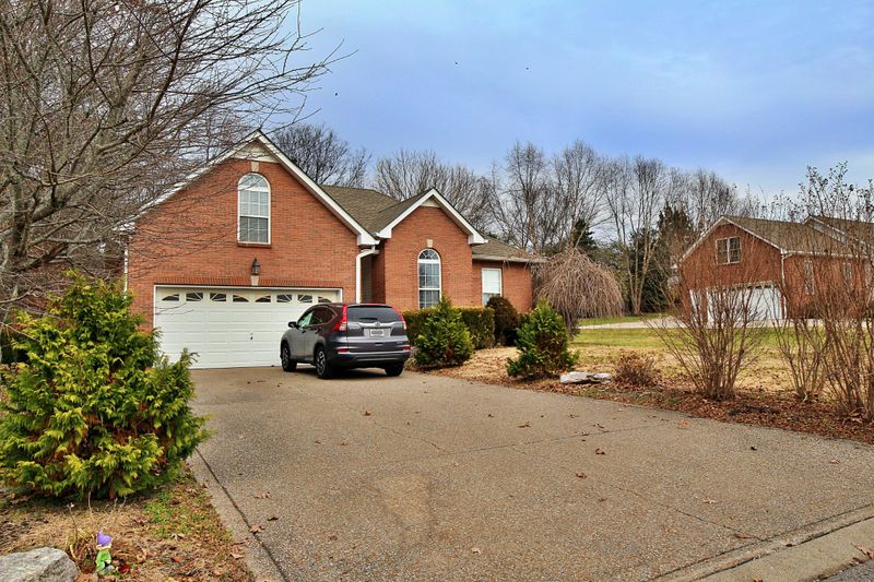 1153 Franklin Dr, Greenbrier, TN 37073