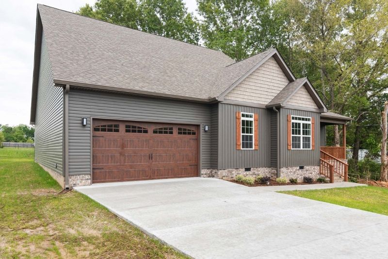 520 Aubrey Ln, Burns, TN 37029