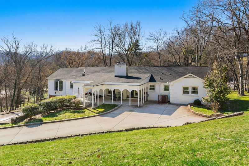 6607 Fox Hollow Rd, Nashville, TN 37205
