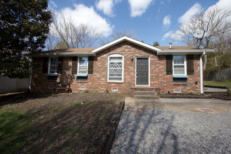 127 S Valley Rd, Hendersonville, TN 37075