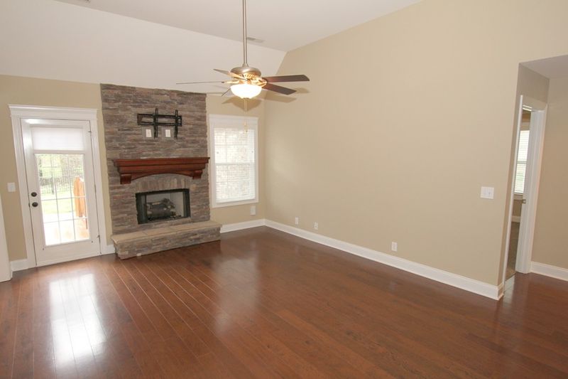 712 Twin View Dr, Murfreesboro, TN 37128