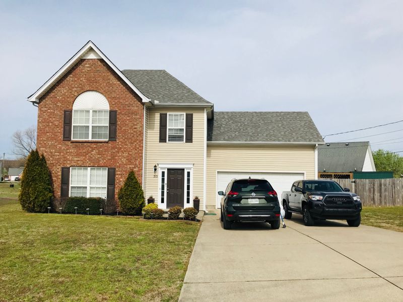 213 Floyd Mayfield Dr, La Vergne, TN 37086