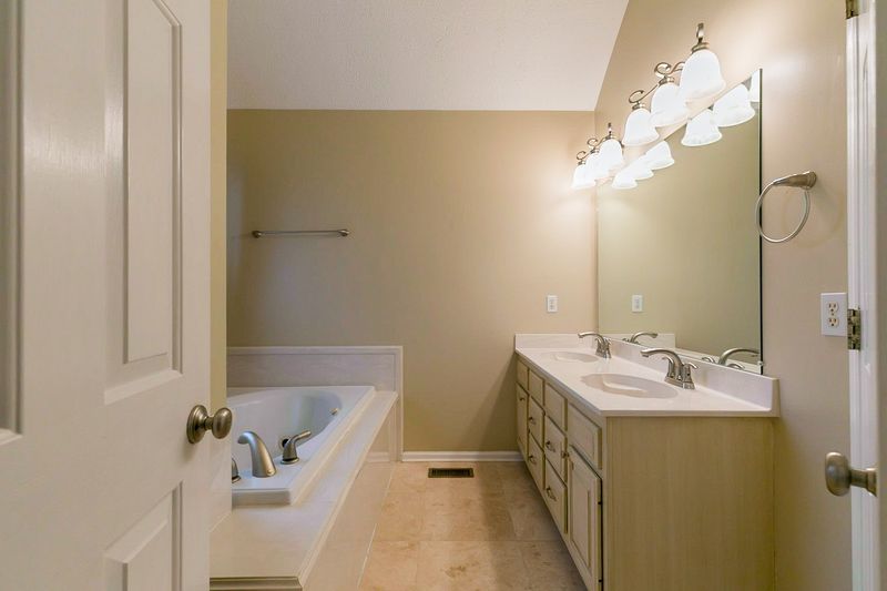 1910 Turfland Dr, Murfreesboro, TN 37127