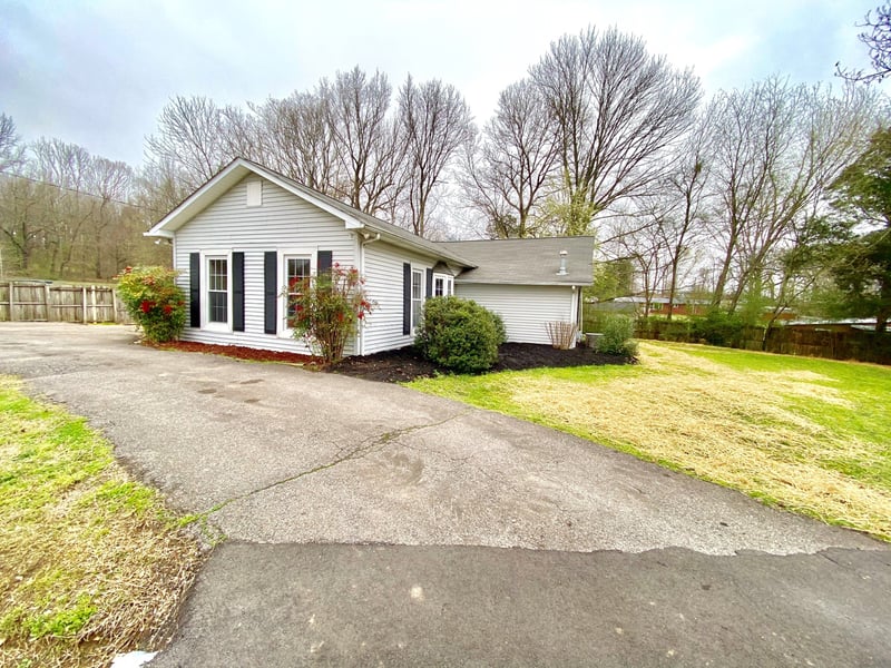 1110 N Charlotte St, Dickson, TN 37055