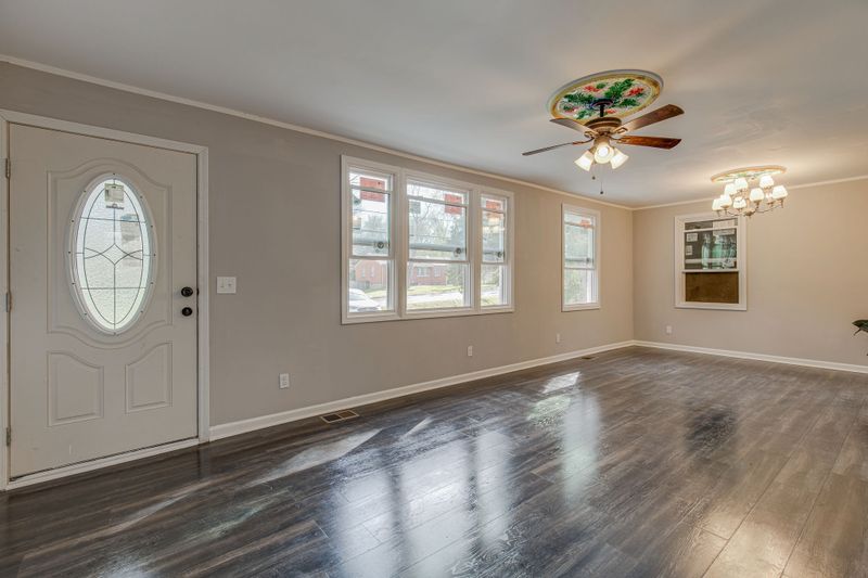 352 Fairlane Dr, Nashville, TN 37211
