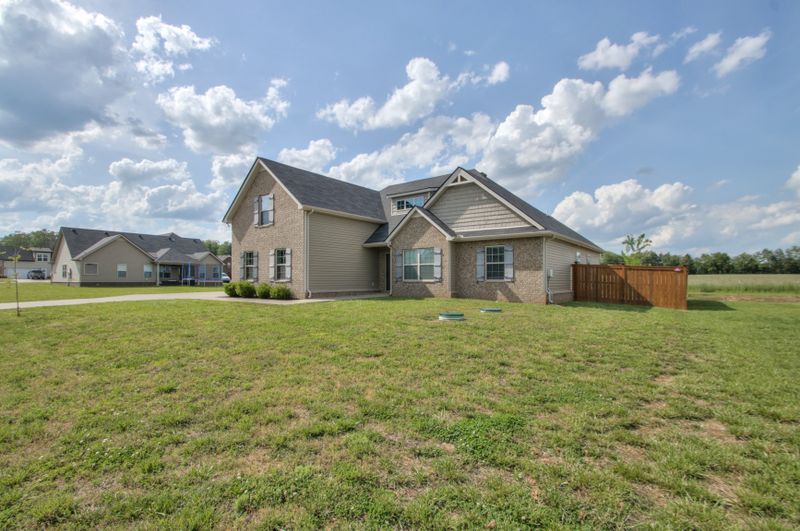1324 Round Rock Dr, Murfreesboro, TN 37128