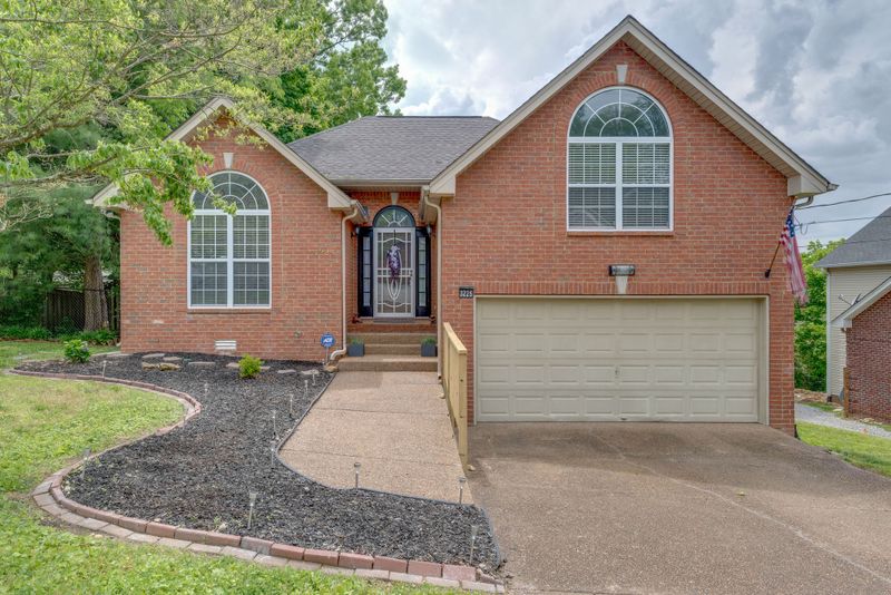 3225 E Lake Dr, Nashville, TN 37214
