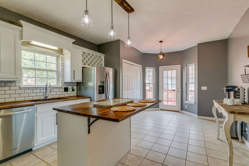 905 Apache Trl, White House, TN 37188