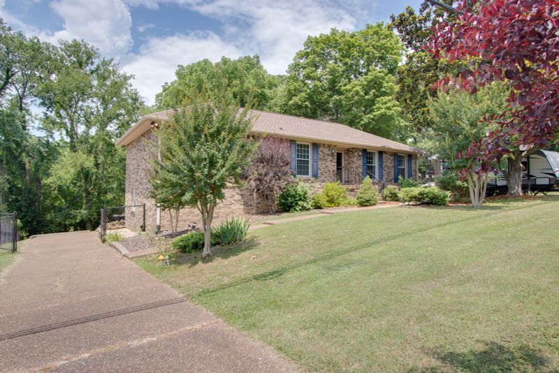 215 Spring Rd, Old Hickory, TN 37138