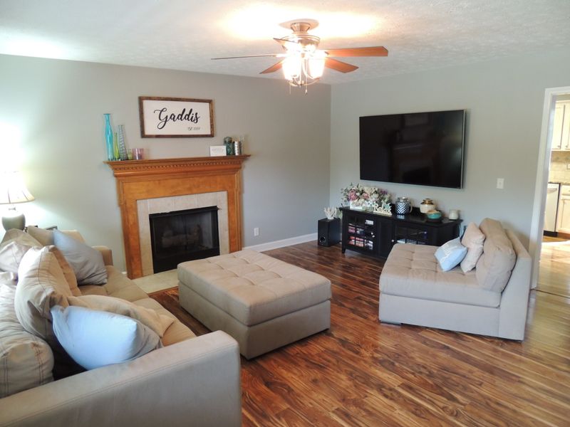 411 S Aztec Dr, White House, TN 37188