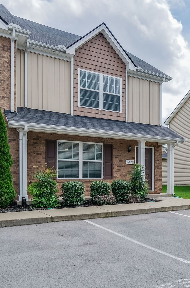 2027 Debonair Ln, Murfreesboro, TN 37128