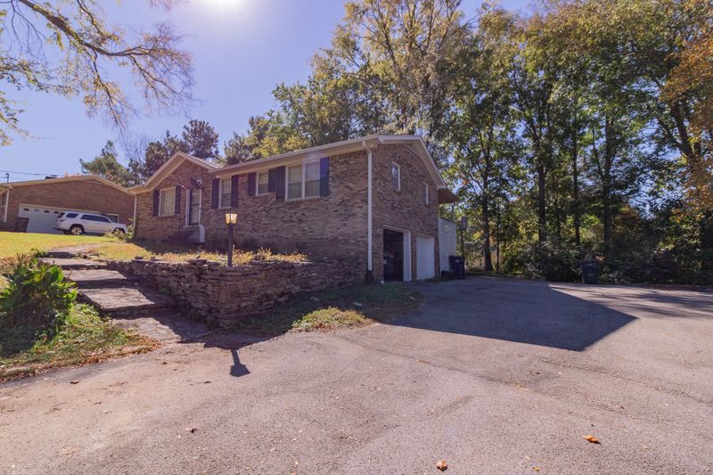 400 Crestland Dr, Columbia, TN 38401