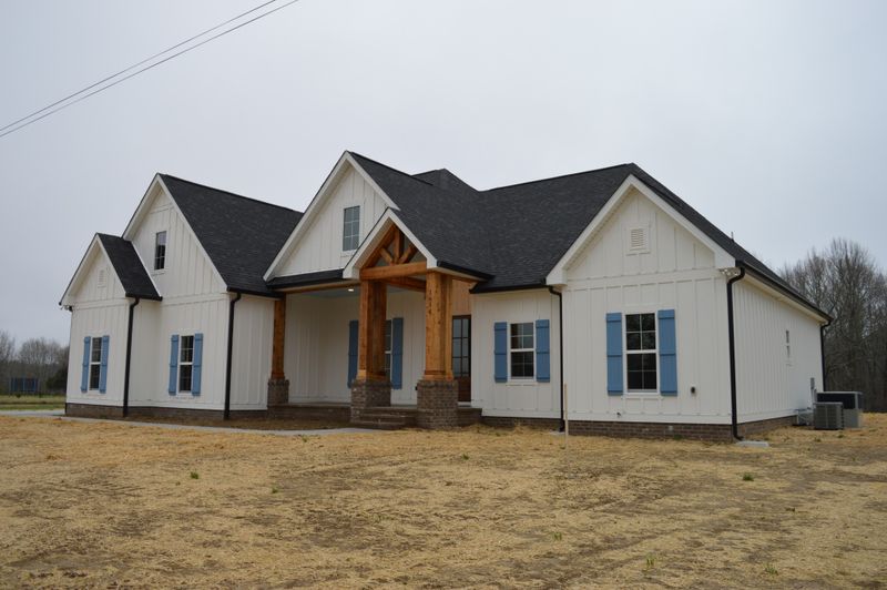 1654 Porter Rd, Burns, TN 37029