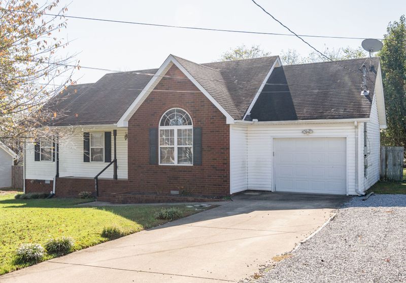 1705 Luton Dr, La Vergne, TN 37086