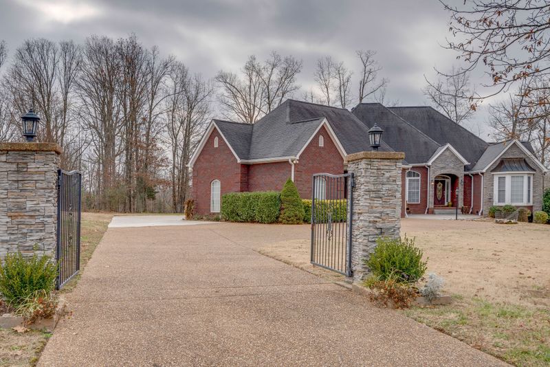 325 Old Pond Ln, Dickson, TN 37055