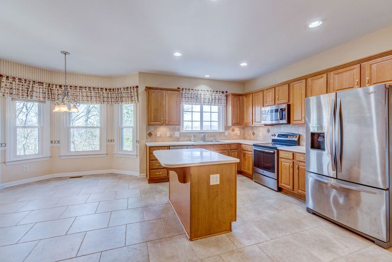 8021 Meadow View Dr, Nashville, TN 37221