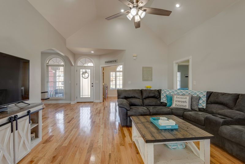 2270 Abiff Rd, Burns, TN 37029
