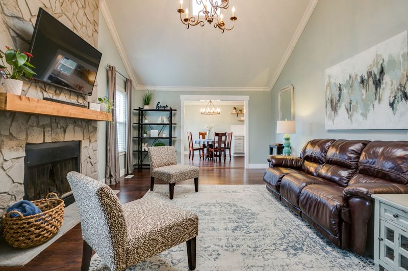 594 Woodcrest Dr, La Vergne, TN 37086