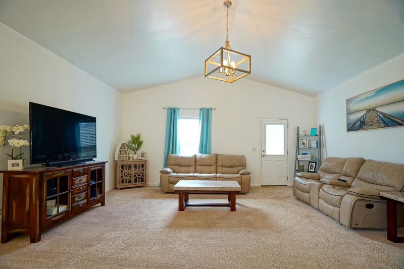 2216 Bee Hive Dr, Columbia, TN 38401