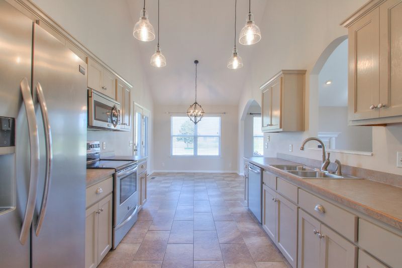 502 Aubrey Ln, Burns, TN 37029