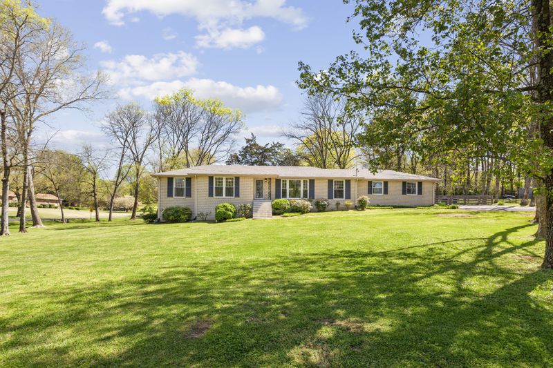 145 Cherokee Rd, Hendersonville, TN 37075