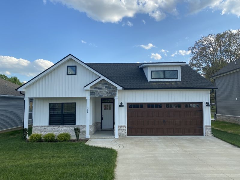 302 College St, Burns, TN 37029