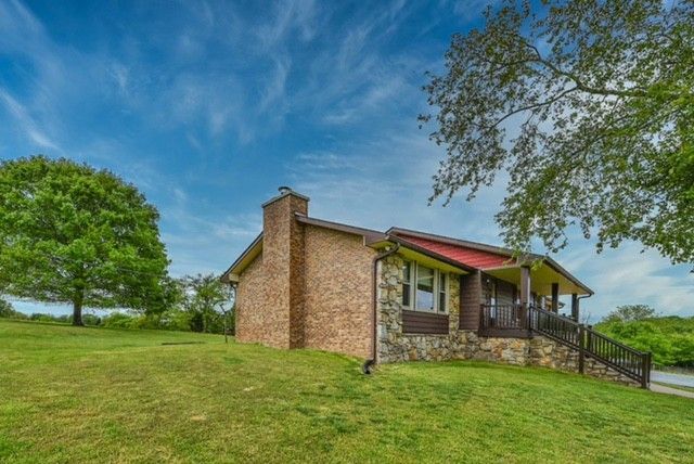 403 Martin Ln, Cottontown, TN 37048