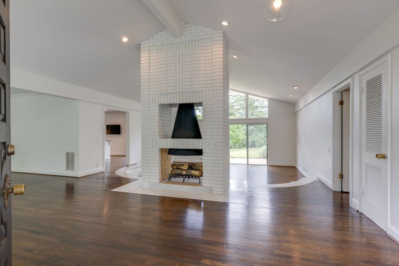 6018 Bresslyn Rd, Nashville, TN 37205