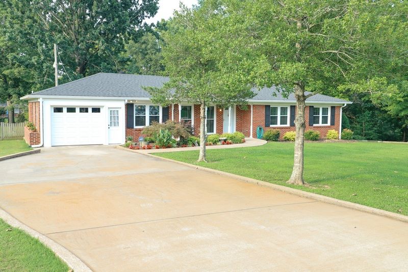 209 General Roberts Dr, Columbia, TN 38401