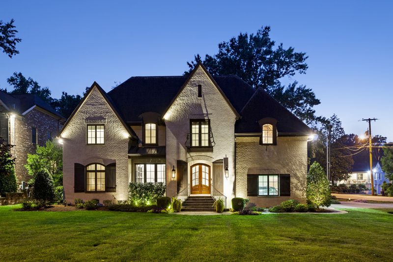 2800 White Oak Dr, Nashville, TN 37215