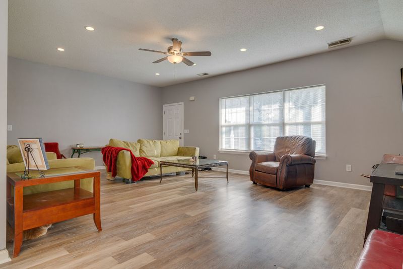 712 Lou Gehrig Cir, La Vergne, TN 37086