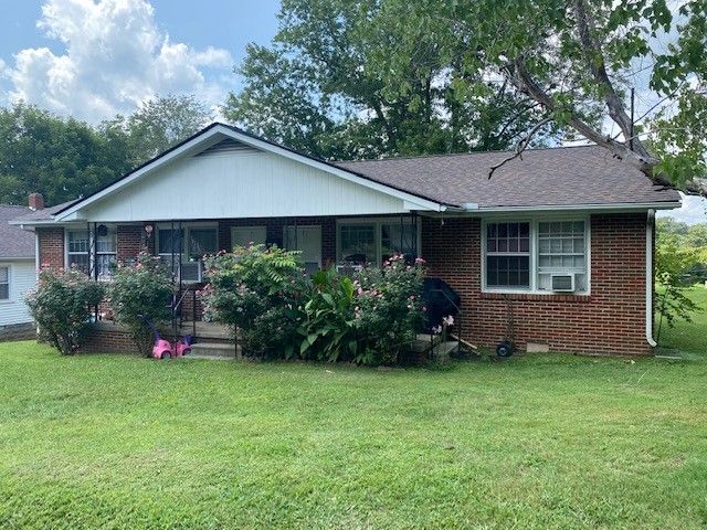 312 Church St, Dickson, TN 37055