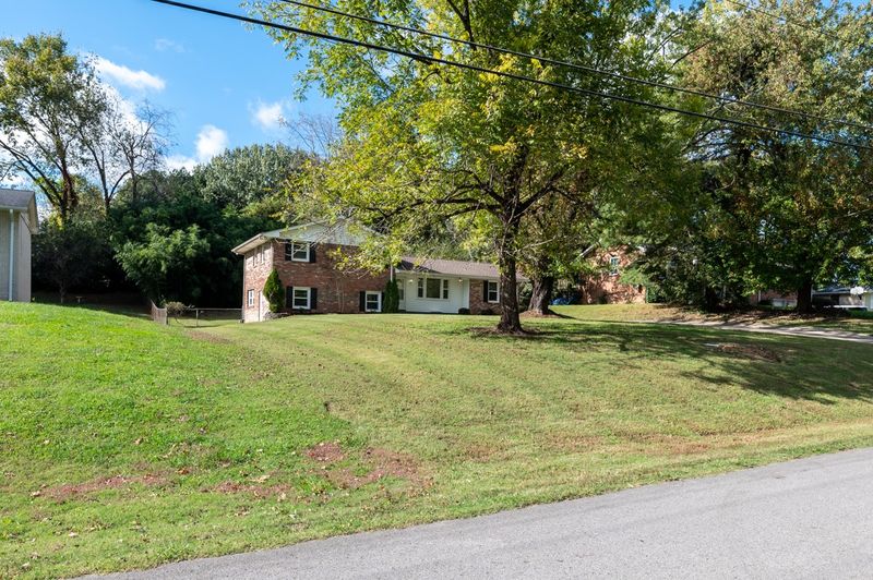 130 Roberta Dr, Hendersonville, TN 37075