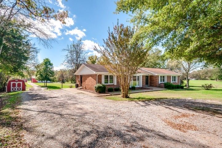2148 Double Branch Rd, Columbia, TN 38401