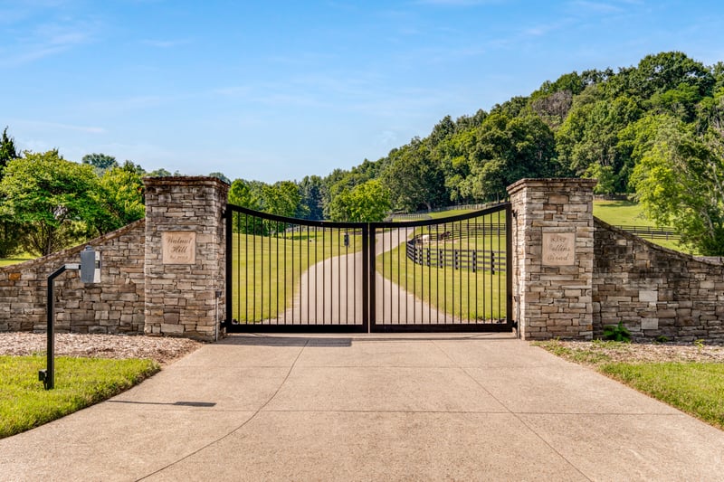 8382 Collins Rd, Nashville, TN 37221