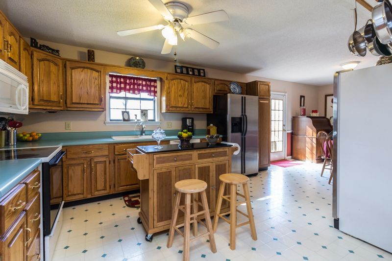 834 Crestridge Dr, Rossville, GA 30741