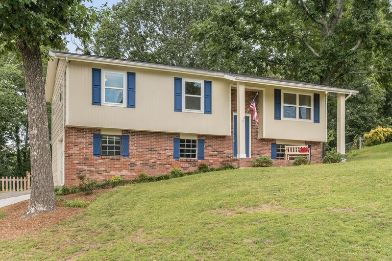 907 Crest Dr, Chickamauga, GA 30707