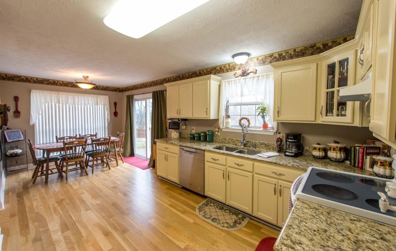 865 Debbie Ln, Ringgold, GA 30736