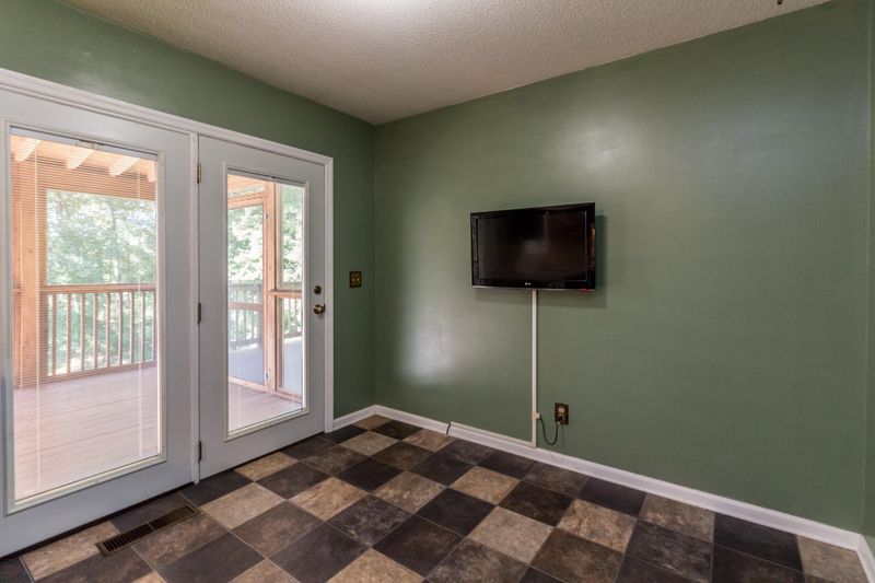 918 Crest Dr, Chickamauga, GA 30707
