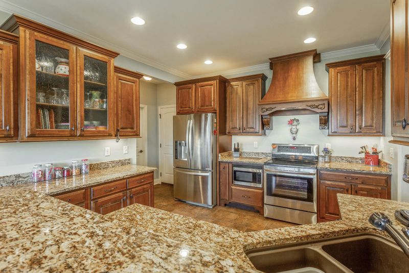 71 Running Oak Dr, Ringgold, GA 30736