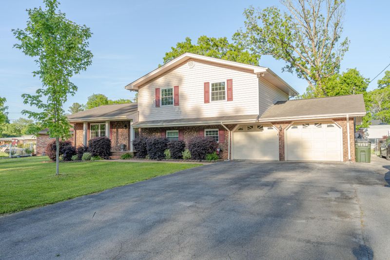 27 Delores Dr, Fort Oglethorpe, GA 30742