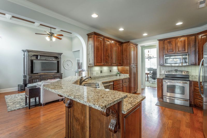 443 Lakeshore Cove Dr, Fort Oglethorpe, GA 30742