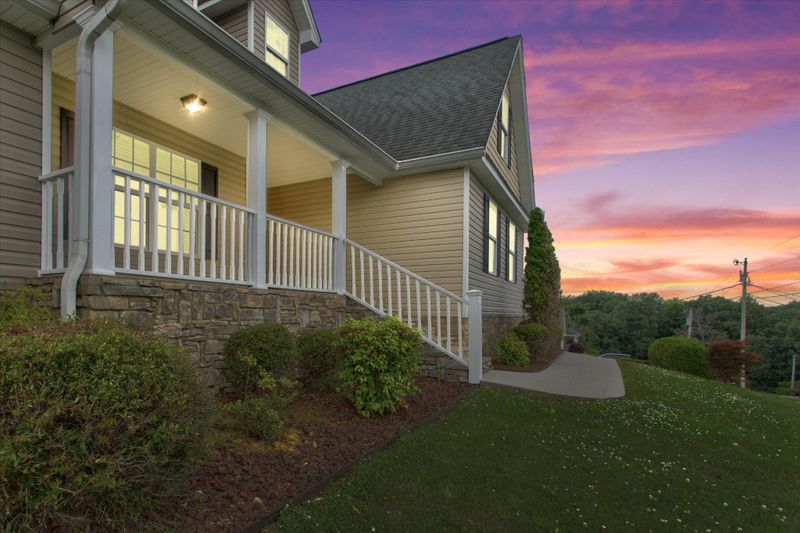 827 Lee Dr, Ringgold, GA 30736
