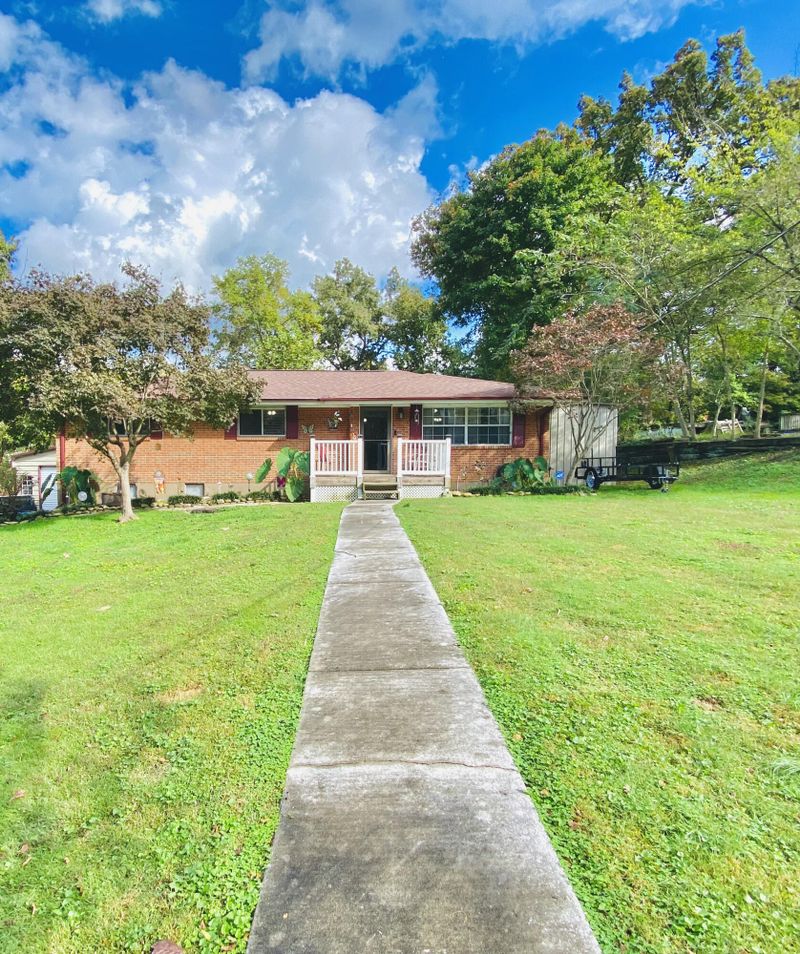 976 W Circle Dr, Rossville, GA 30741