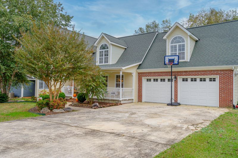 105 Hunter Dr, Chickamauga, GA 30707