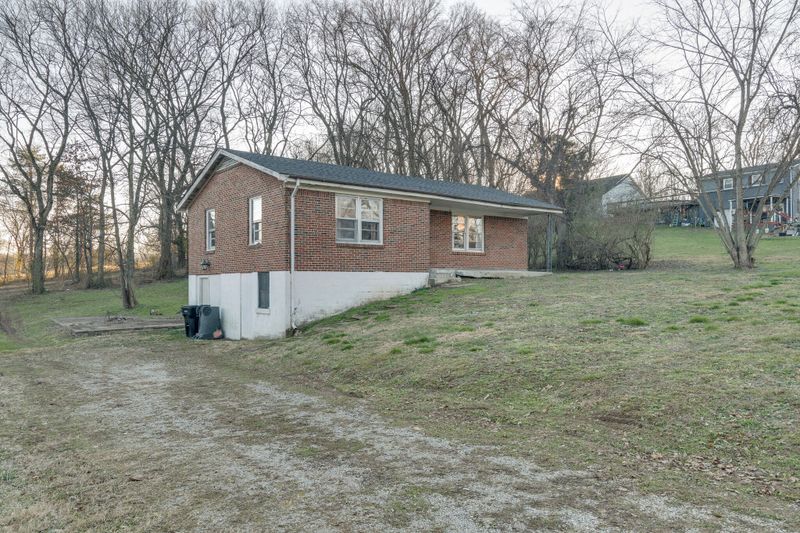 305 Greenview Dr, Columbia, TN 38401