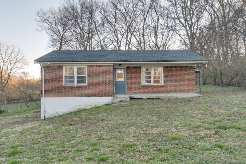 305 Greenview Dr, Columbia, TN 38401