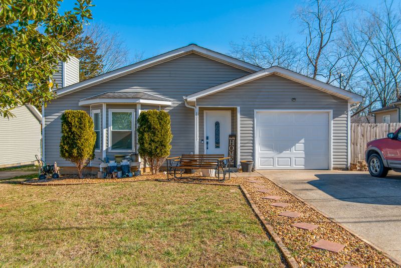 424 Cedar Park Cir, La Vergne, TN 37086