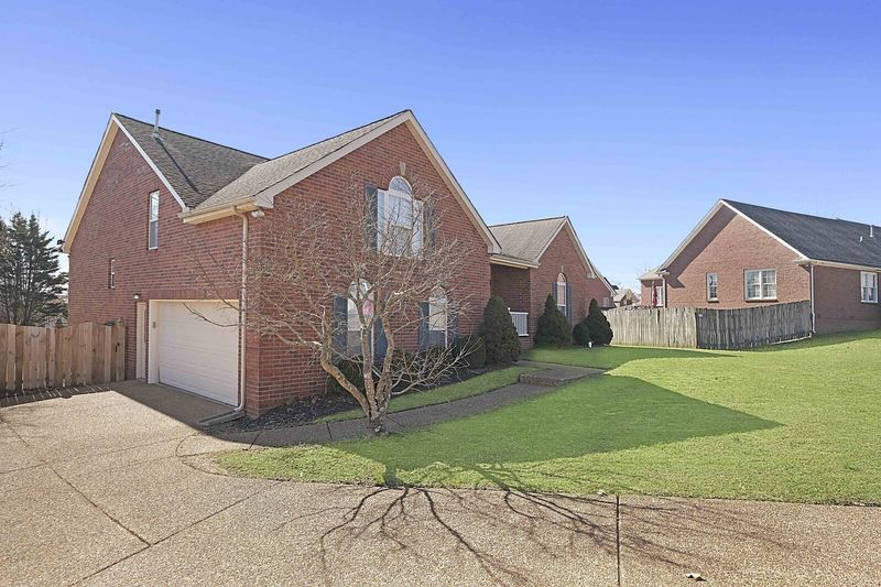 2775 Landcashire Ct, Thompsons Station, TN 37179