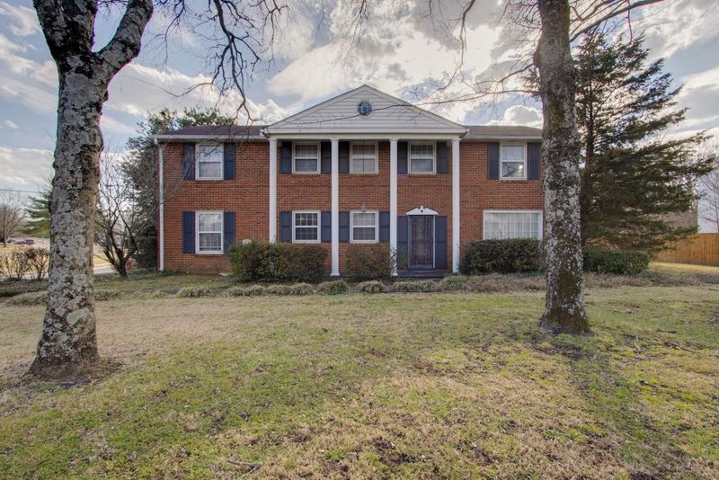 685 Harding Pl, Nashville, TN 37211